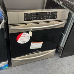 New Scratch And Dent Frigidaire Gallery 4 Burner Glass Top Induction Slide In Stainless Steel Range. 1 Year Warranty 