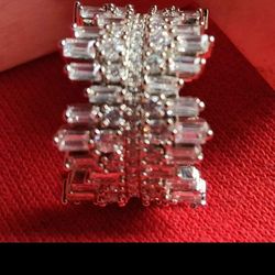 Beautiful Designer Women’s Ring – Size 8 Princess-style silver-tone ring with an elegant, timeless look. Comes in a lovely pink gift box — 