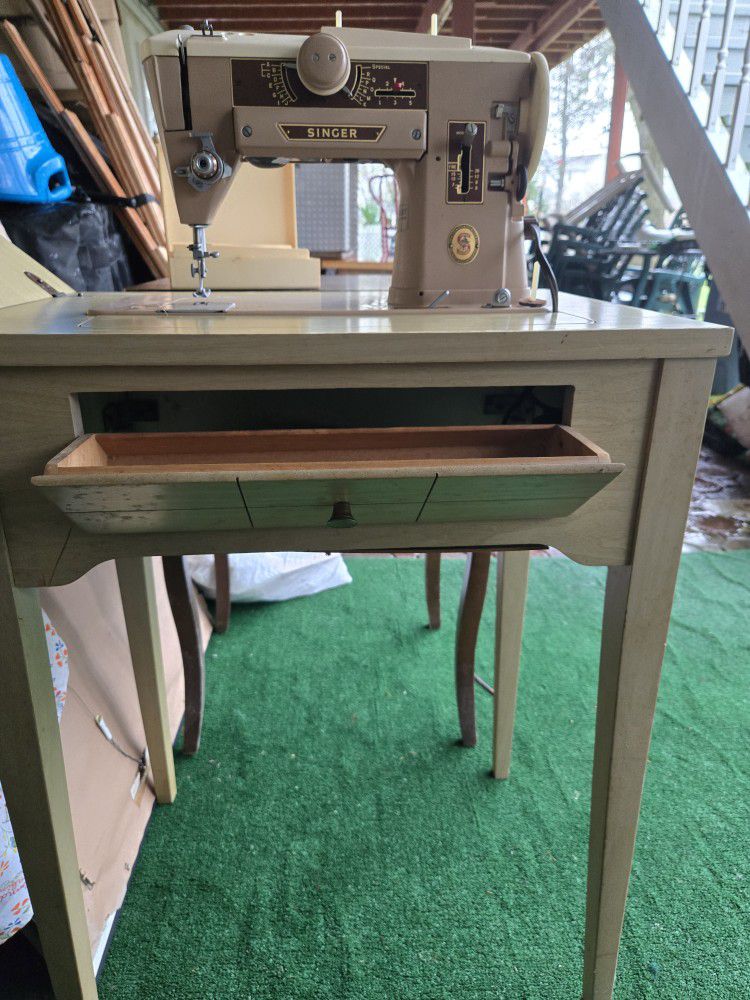 Vintage Singer Sewing Machine With Table 