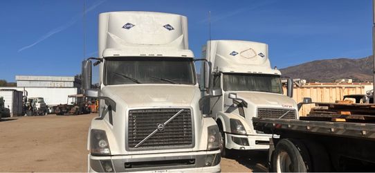 2 x 2016/7 Volvo VNL42T300 S/A Day Cab Truck Tractor
