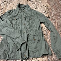 St johns bay women’s size small Light weight olive green super cute jacket Buttons and zipper