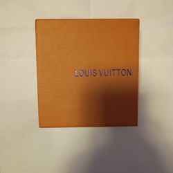 Louis Vuitton 
Initiales 40mm Reversible 
