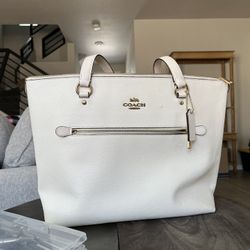 Coach Tote Bag With Zipper And Pocket 