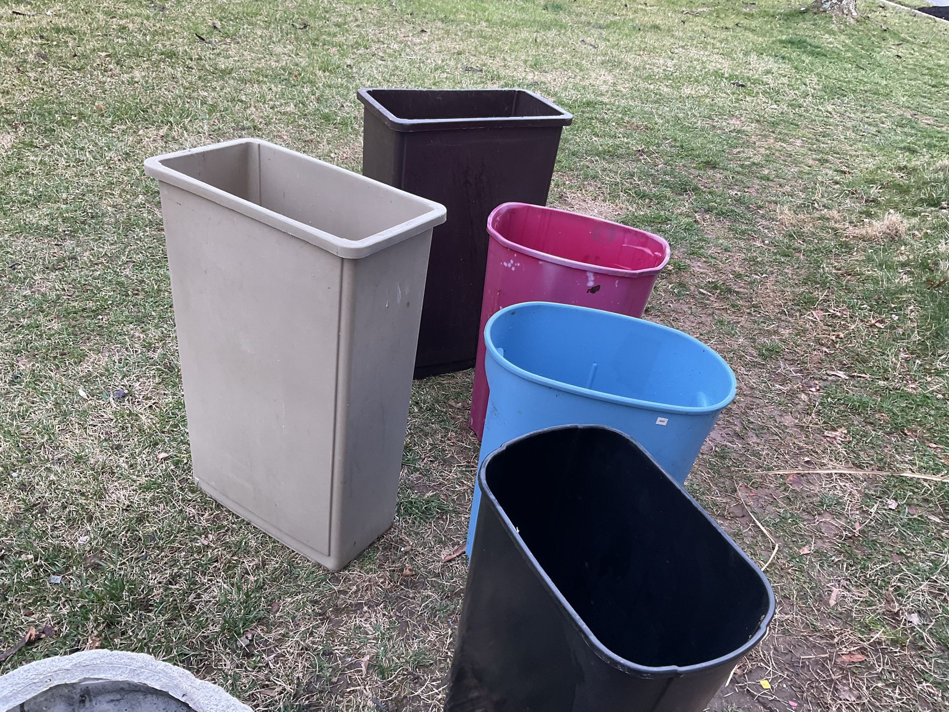 Five  Kitchen Garbage Cans , Two Big Ones And Three Smaller One, With Different Colors ( NO SHIPPING)