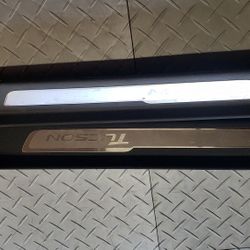 2019 Hyundai TUCSON FRONT KICK PLATES.   GREAT CONDITION