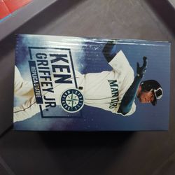 Ken Griffey Jr Statue 