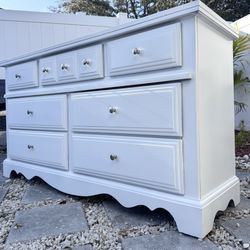 Broyhill Dresser With 7 Drawers
