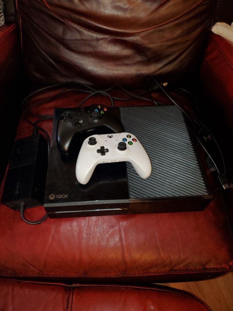 Xbox One 500gb (controllers in pic are both sold but i have another controller now to go w it.