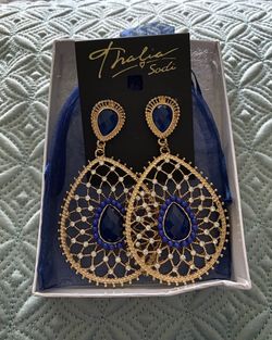 Women Earrings with blue and diamonds