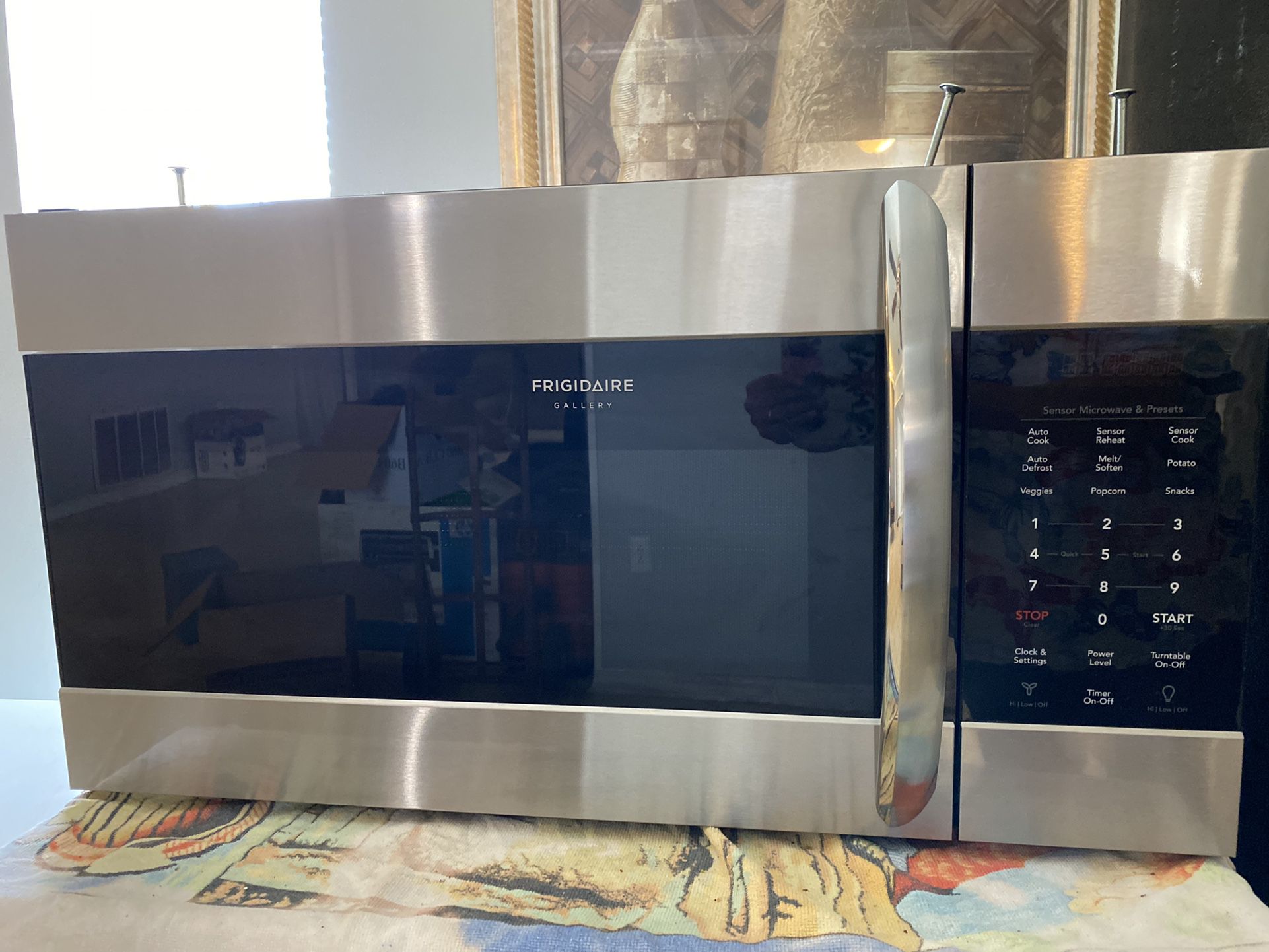 Frigidaire Gallery Microwave  With Sensor Cooking    
