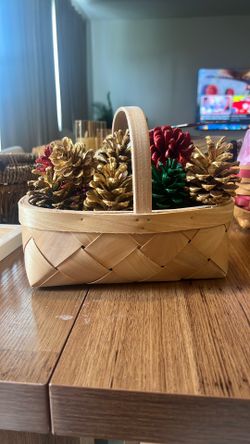 Decorative Christmas Pinecone Basket – Hand-Painted Holiday Centerpiece (Cesta decorativa de piñas de Navidad – Centro de mesa festivo pintado a mano)