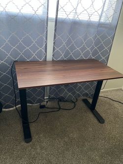 Ajustable height electric desk