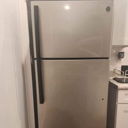 Ge Refrigerator Built In Ice Maker 2 Months Old