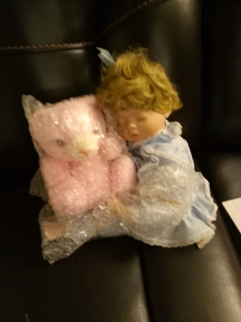 Danbury Mint Doll, Little Sleepyhead by Susan Waukeen. Mint. Darling