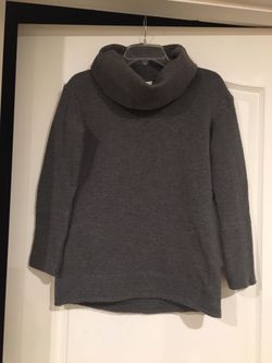 Like New size XS gray sweatshirt with big collar. Smoke free home