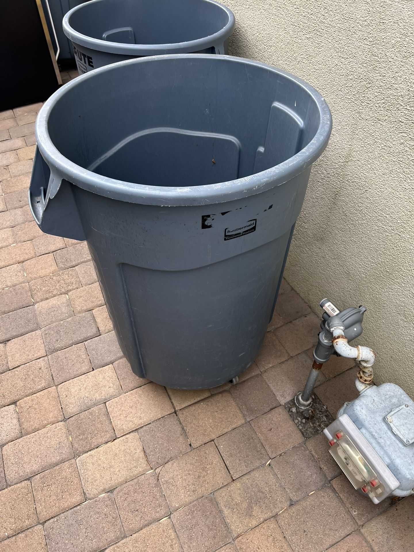 55 GALLON BRUTE RUBBERMAID TRASH CAN