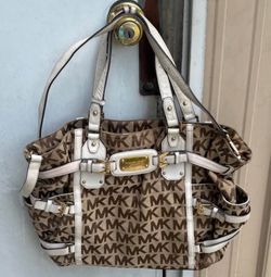 Micheal Kors ladies purse.