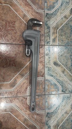 24 in. Aluminum Straight Pipe Wrench for Plumbing, Sturdy Plumbing Pipe Tool with Self Cleaning Threads and Hook Jaws
