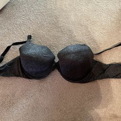 Women's Grey Victoria's Secret Bra Size 40C - used condition 