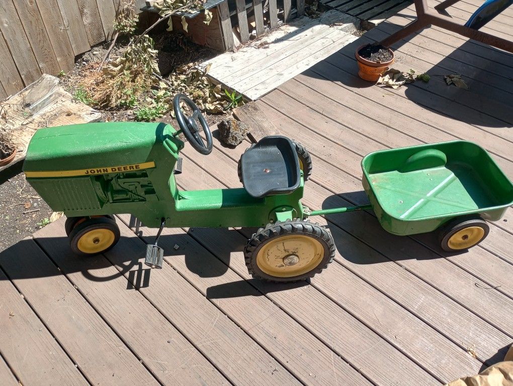 Vintage ERTL John Deere 520 Pedal Tractor with Trailer