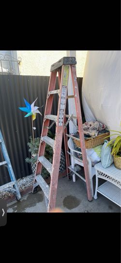 Excellent Condition 6ft excellent condition fiberglass ladders 🪜