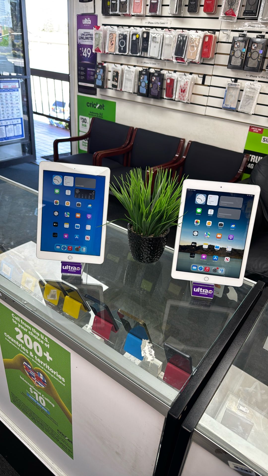 Apple iPad 6th 32GB White WiFi (both For )