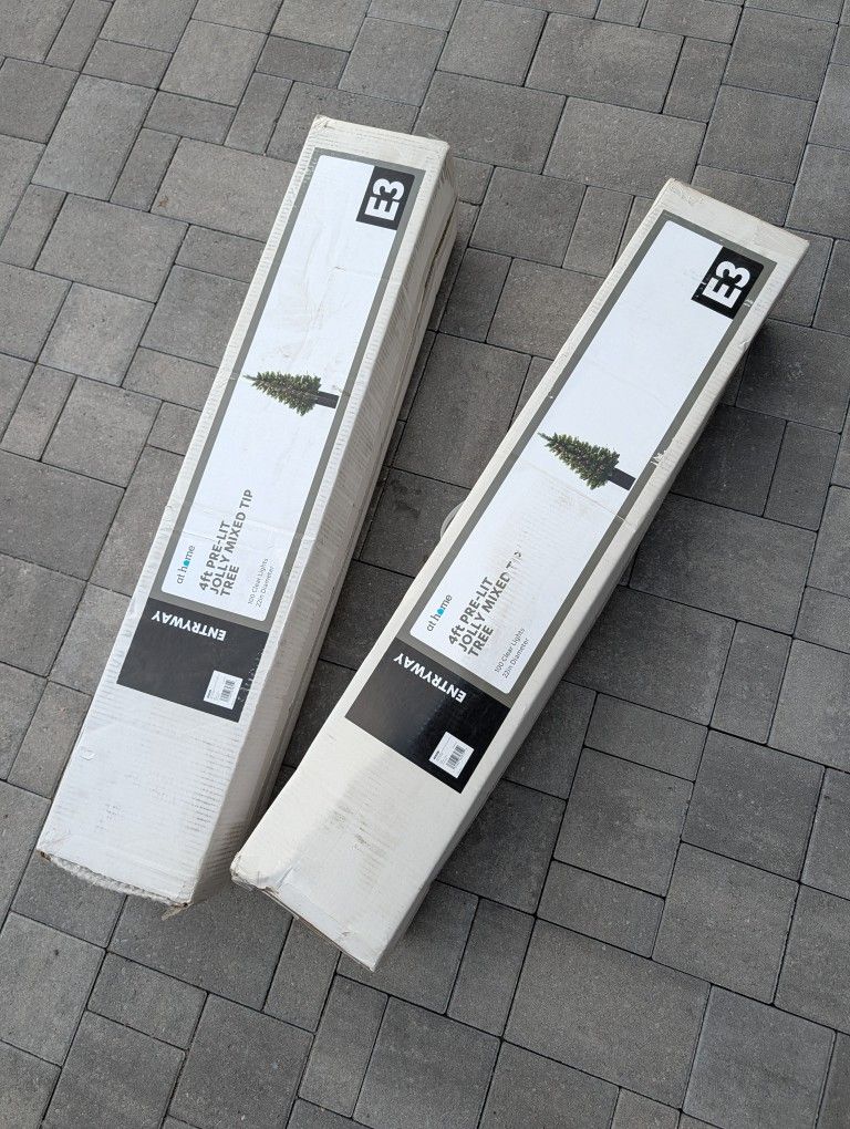 2 Outdoor 4ft Xmas Trees