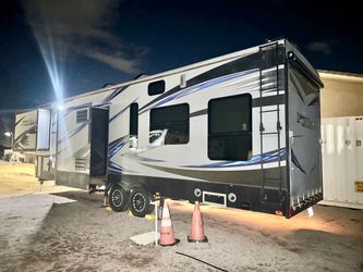2016 Keystone Fuzion Toy Hauler/ RV/ Travel Trailer/ Fifth Wheel