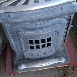 OLD ANTIQUE WOOD BURNING OVEN 500 OBO GREAT CONDITION FOR AS OLD IT IS 