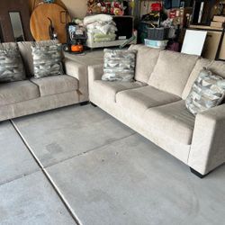 Deltona living room set 
