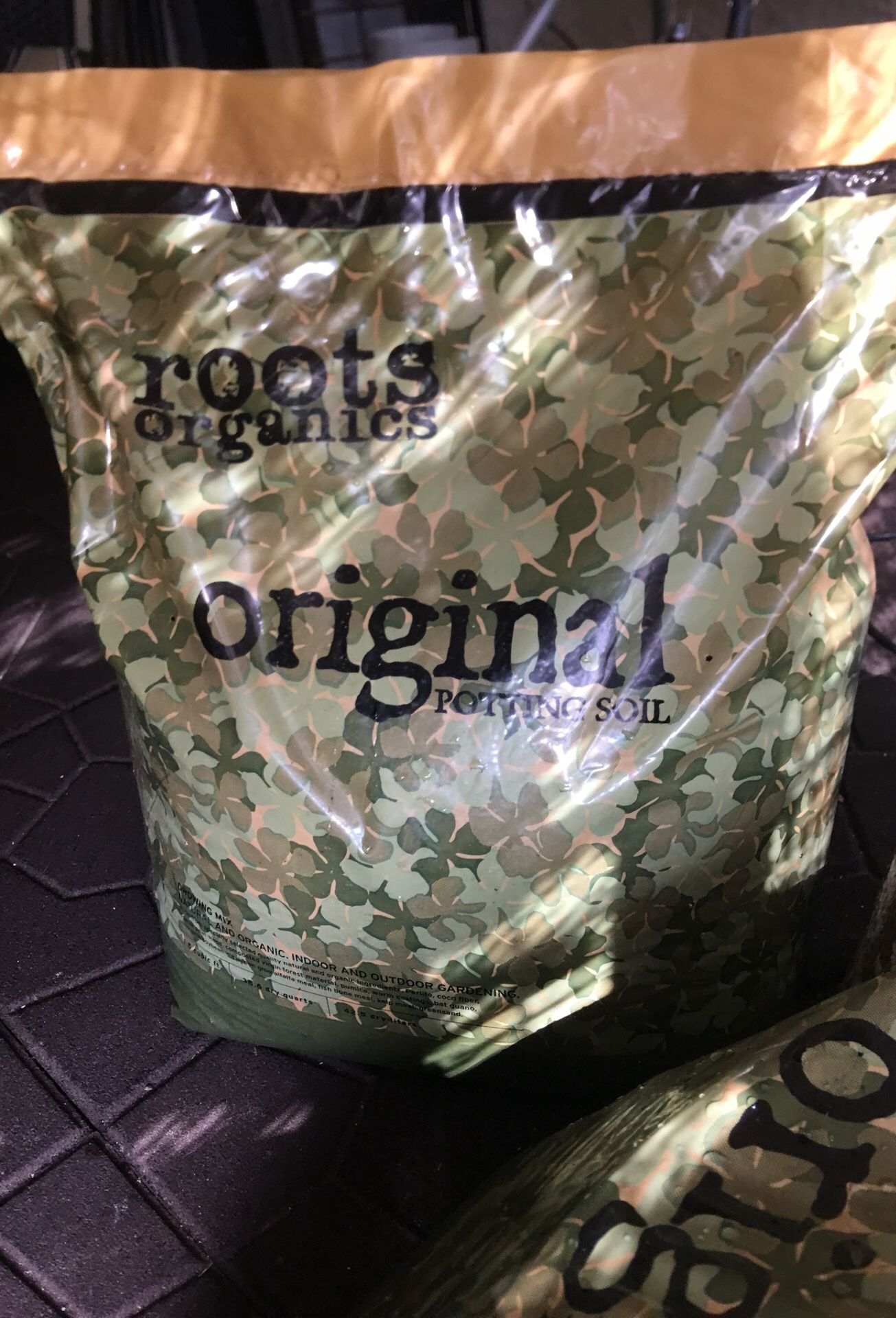 Roots organic potting soil