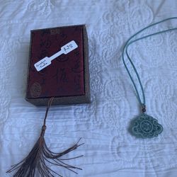 Genuine green jade pendant and bracelet set , comes with the gift box 
