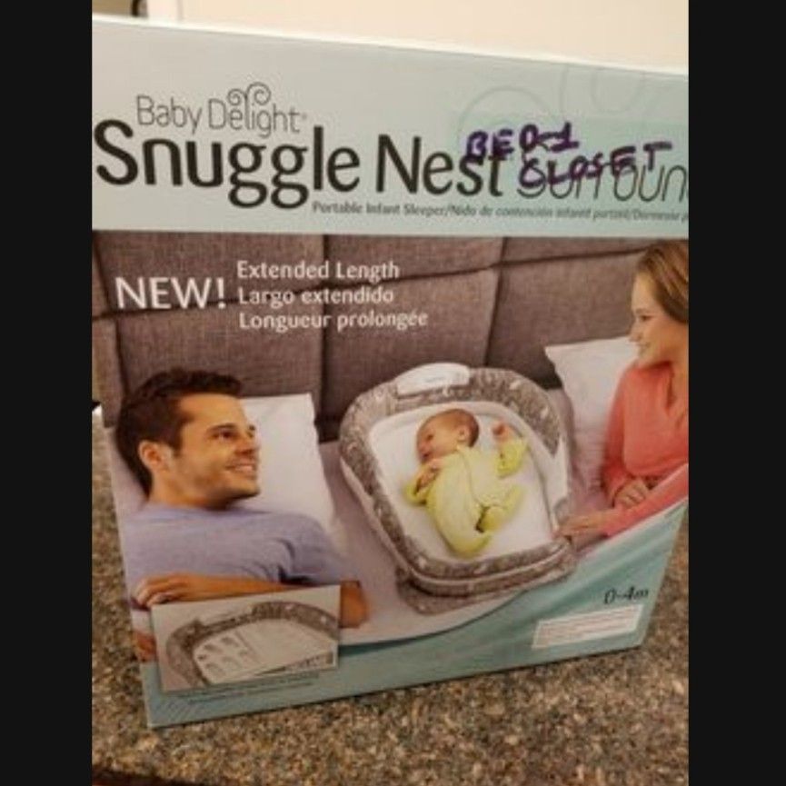 Baby co-sleeper. Snuggle nest xl Co sleeper. like new