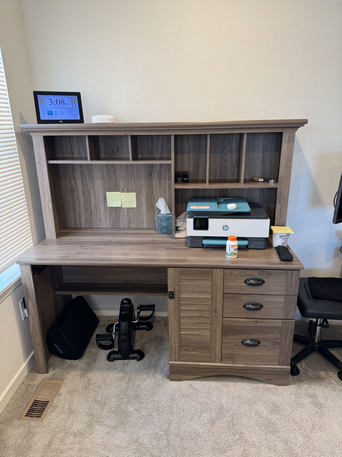 Desk With Detachable Hutch