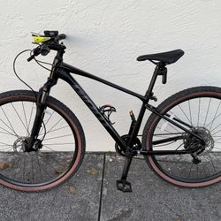 Hybrid Bike - GIANT Roam 2 Disc