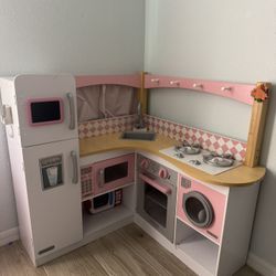 Play Kitchen And Kitchen Toys 