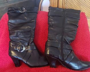 SZ 8. 2.5 in Heel Black leather Boots