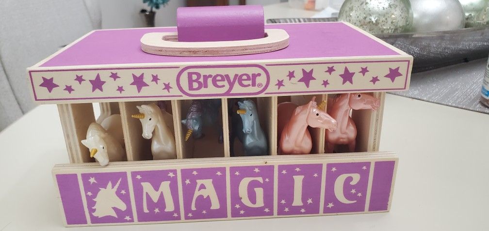 BREYER UNICORN HORSE STABLE
