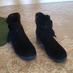 Size 5.5 Women's Boots (Black)