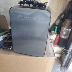 Frigidaire10-Liter 15-Can Mini Retro Stainless Steel Used Good Condition. . BARLEY USED .