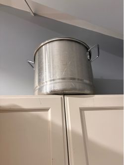 Large soup pot