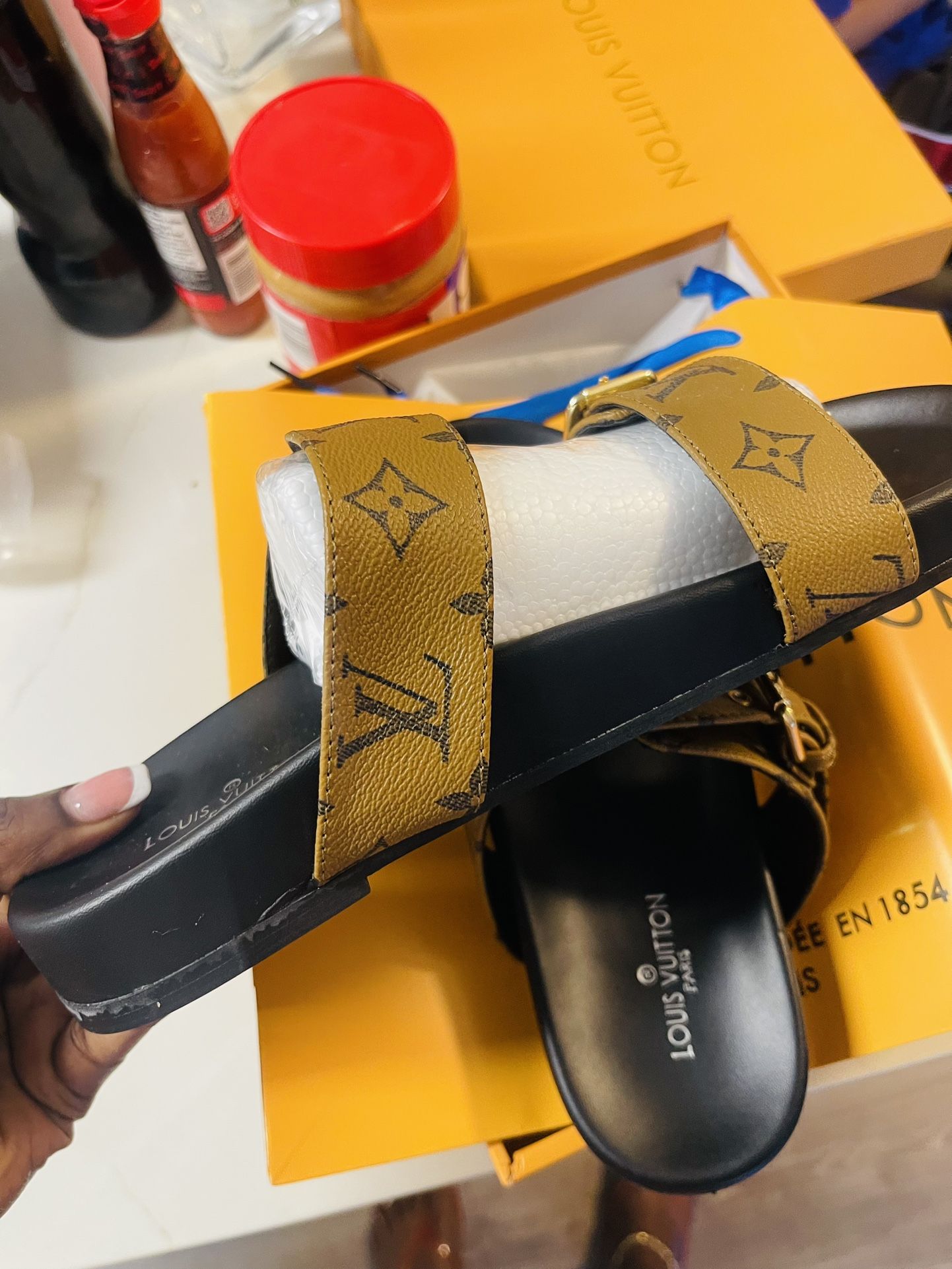 Lv Sandal