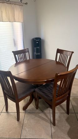 Brown wood extendable table with 6 fabric chairs
