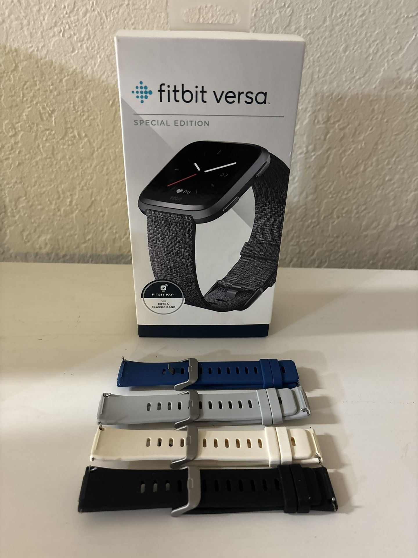 Fitbit versa Special Edition + Free Bands