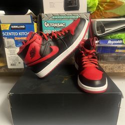 Nike Air Jordan 1 Mid Alternate Bred (2022) 