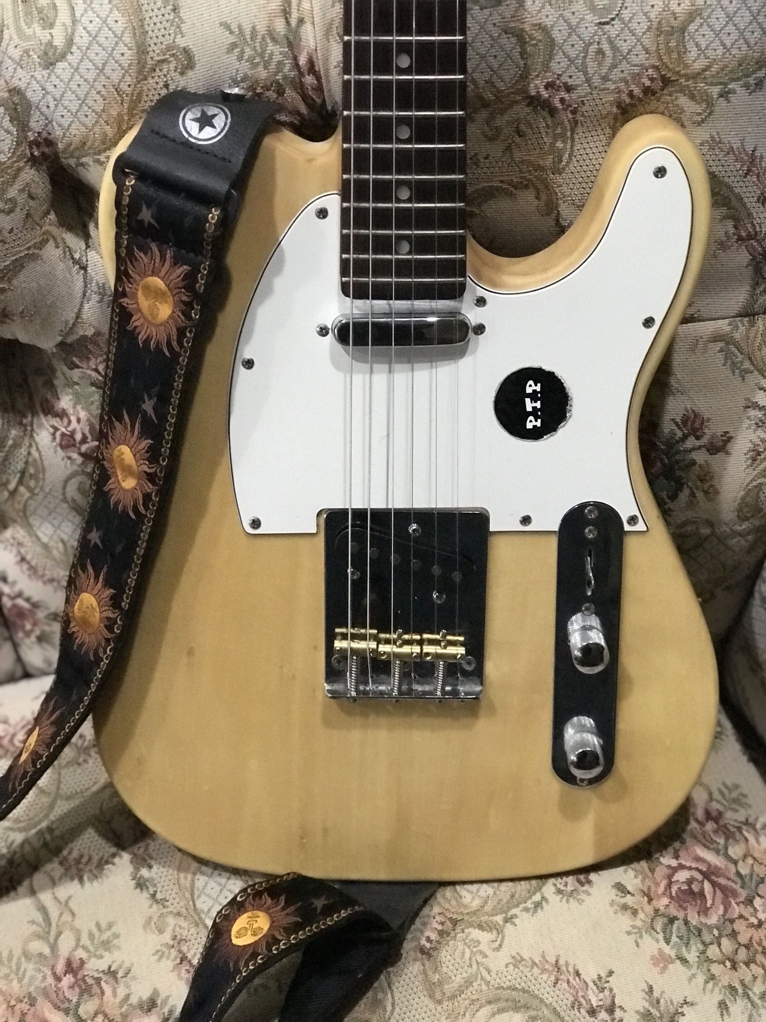 CUSTOM MADE TELECASTER STYLE GREAT SOUND LIKE A TELECASTER , CAN STILL BE UPGRADED AND MESSED WITH