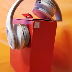 New Bluetooth/rechargeable/earpiece/ Headphones/earbuds/headset many styles available compatible with iPhone   or android Bz9