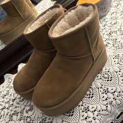 SIZE 8 UGG MINI BOOT PLATFORM