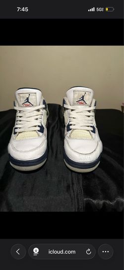 Midnight navy Jordan 4s
