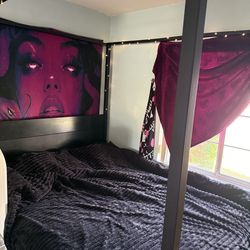 Canopy bed